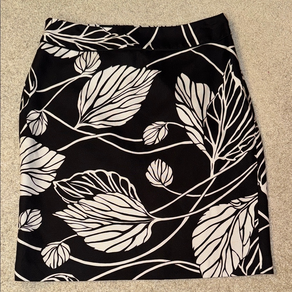 Elegant Black and White Leaf Print Skirt